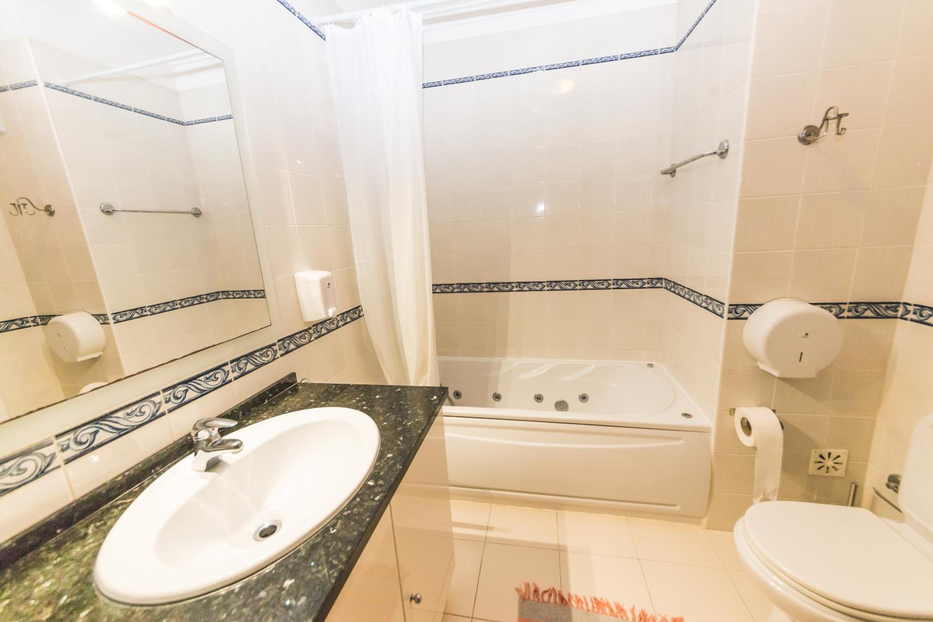 Ericeira Chill Hill Hostel & Private Rooms