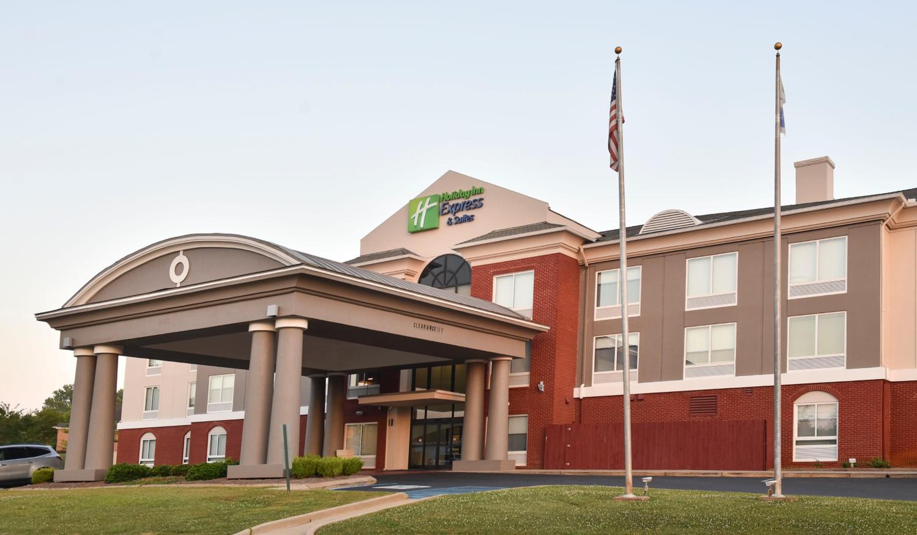 Selma Vacations - Holiday Inn Express Hotel  Suites Selma, an IHG Hotel - Property Image 1