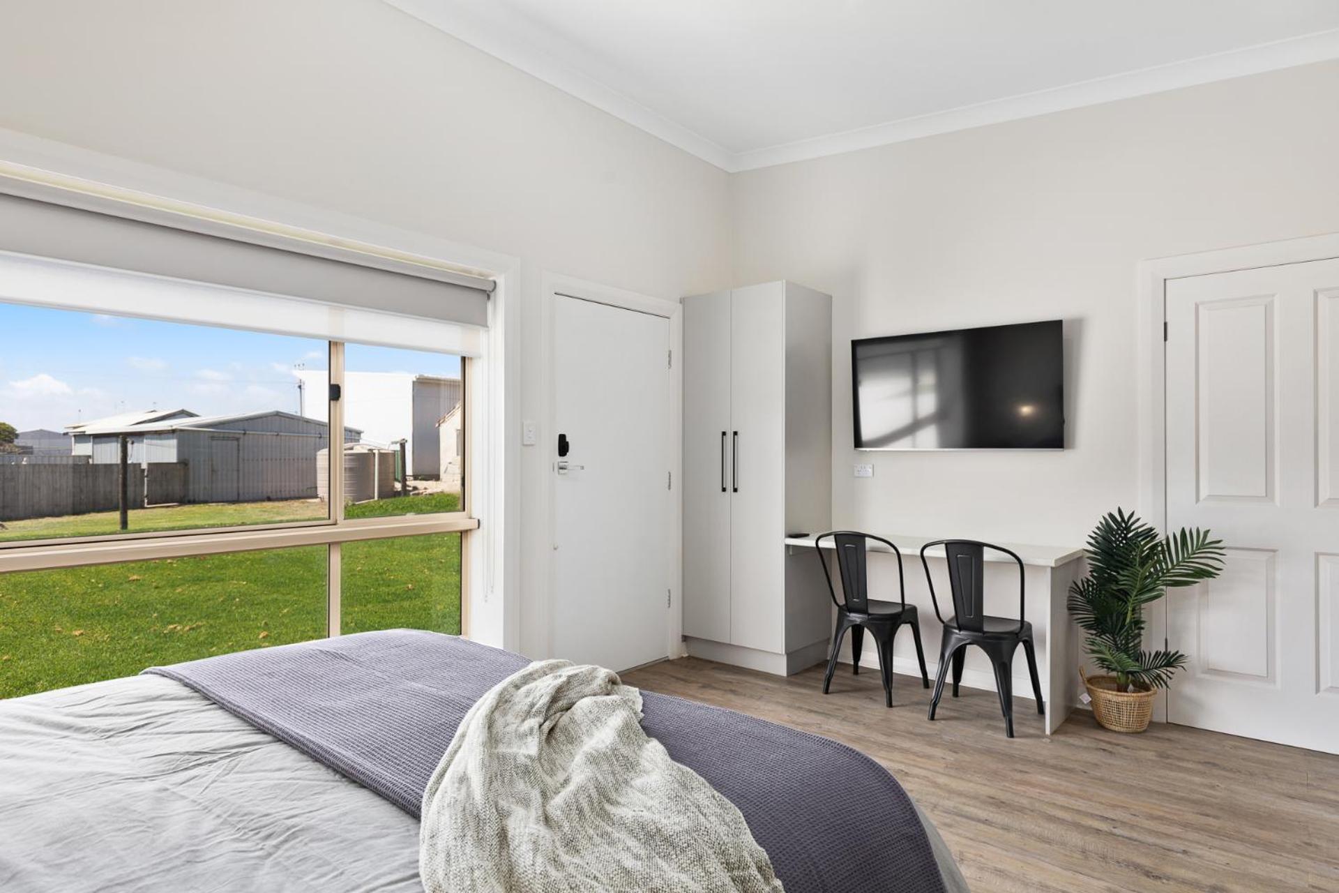 Luxury Apartments and Motel Rooms - Free Wifi - Close To Beach