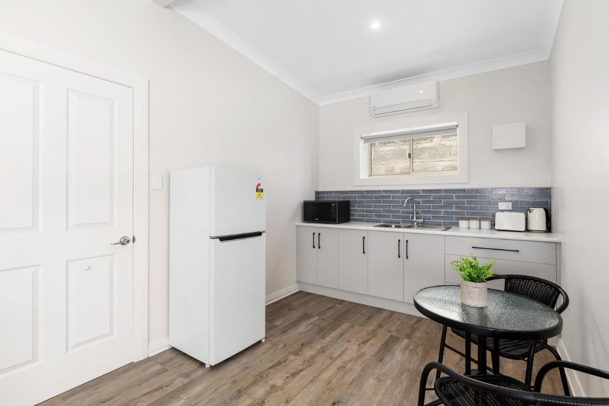 Luxury Apartments and Motel Rooms - Free Wifi - Close To Beach