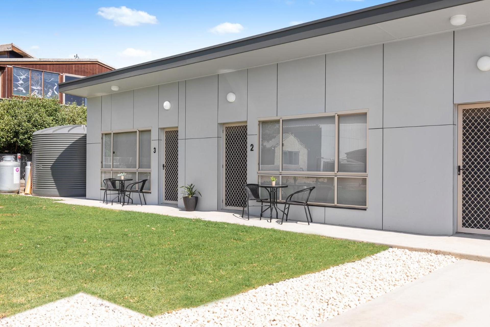 Luxury Apartments and Motel Rooms - Free Wifi - Close To Beach