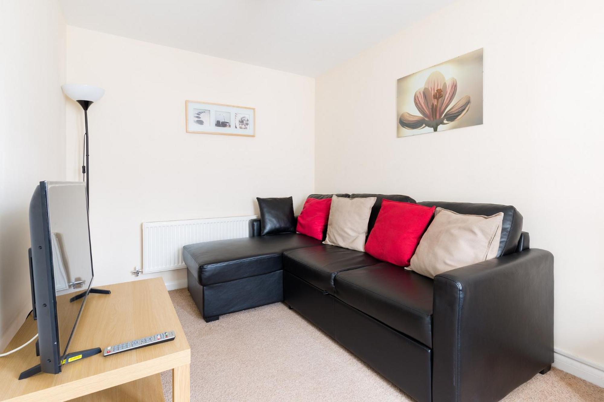 6 bed house with free secure parking & 3 bathrooms view 5