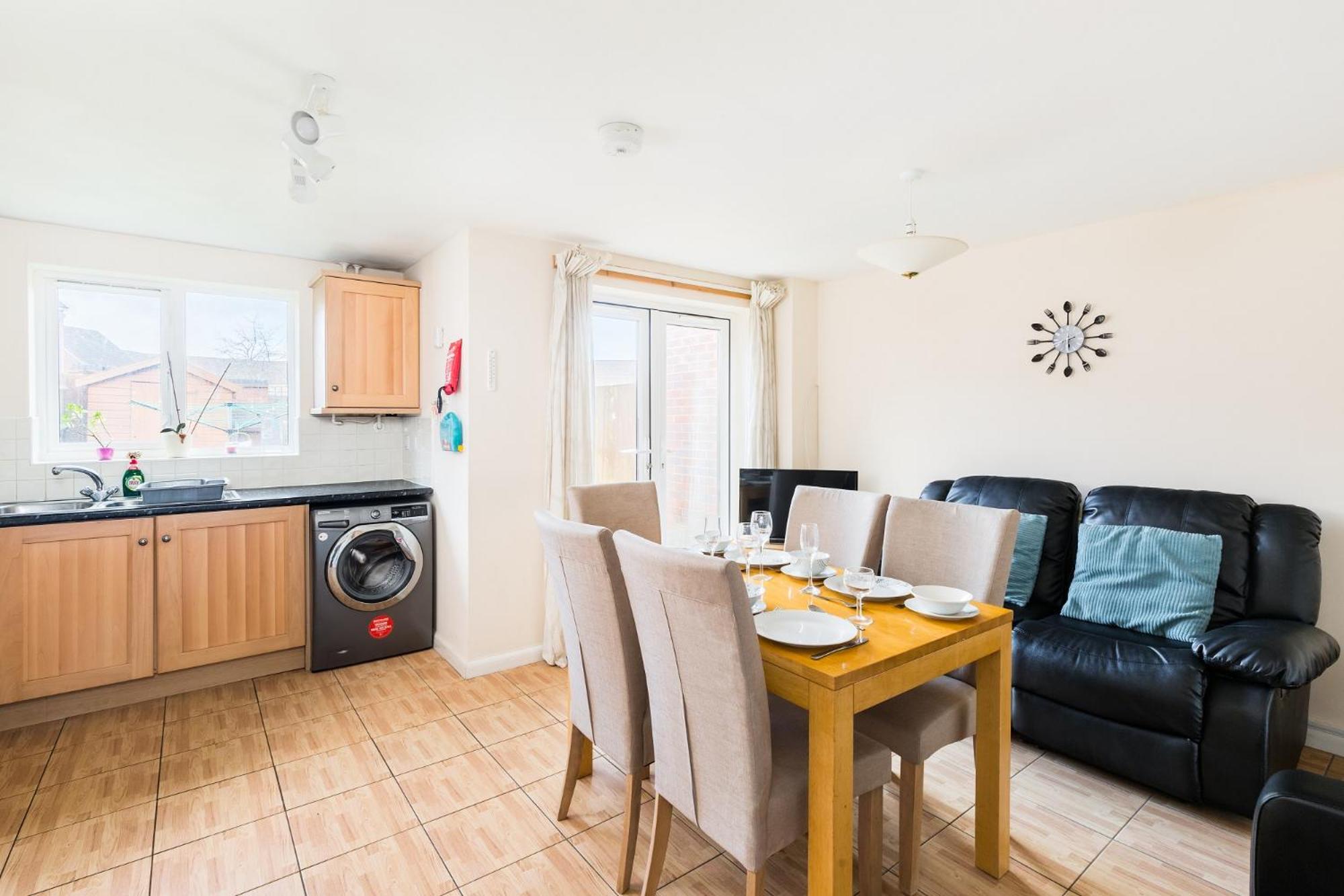 6 bed house with free secure parking & 3 bathrooms view 3