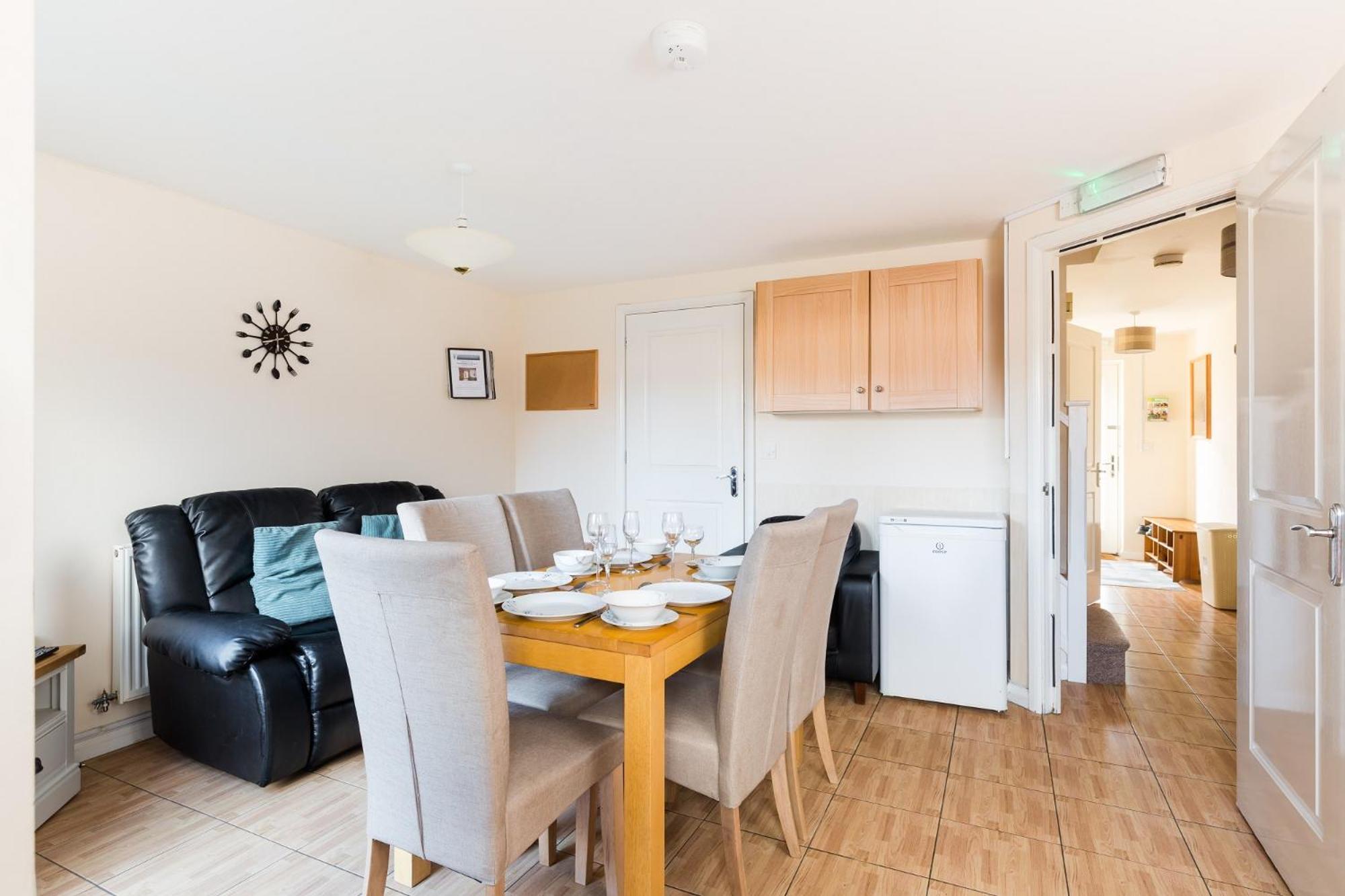 6 bed house with free secure parking & 3 bathrooms view 4