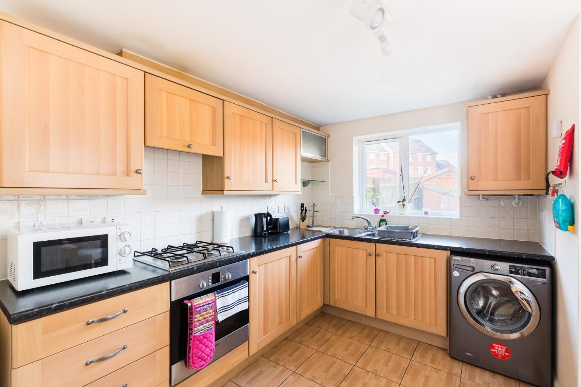 6 bed house with free secure parking & 3 bathrooms view 2