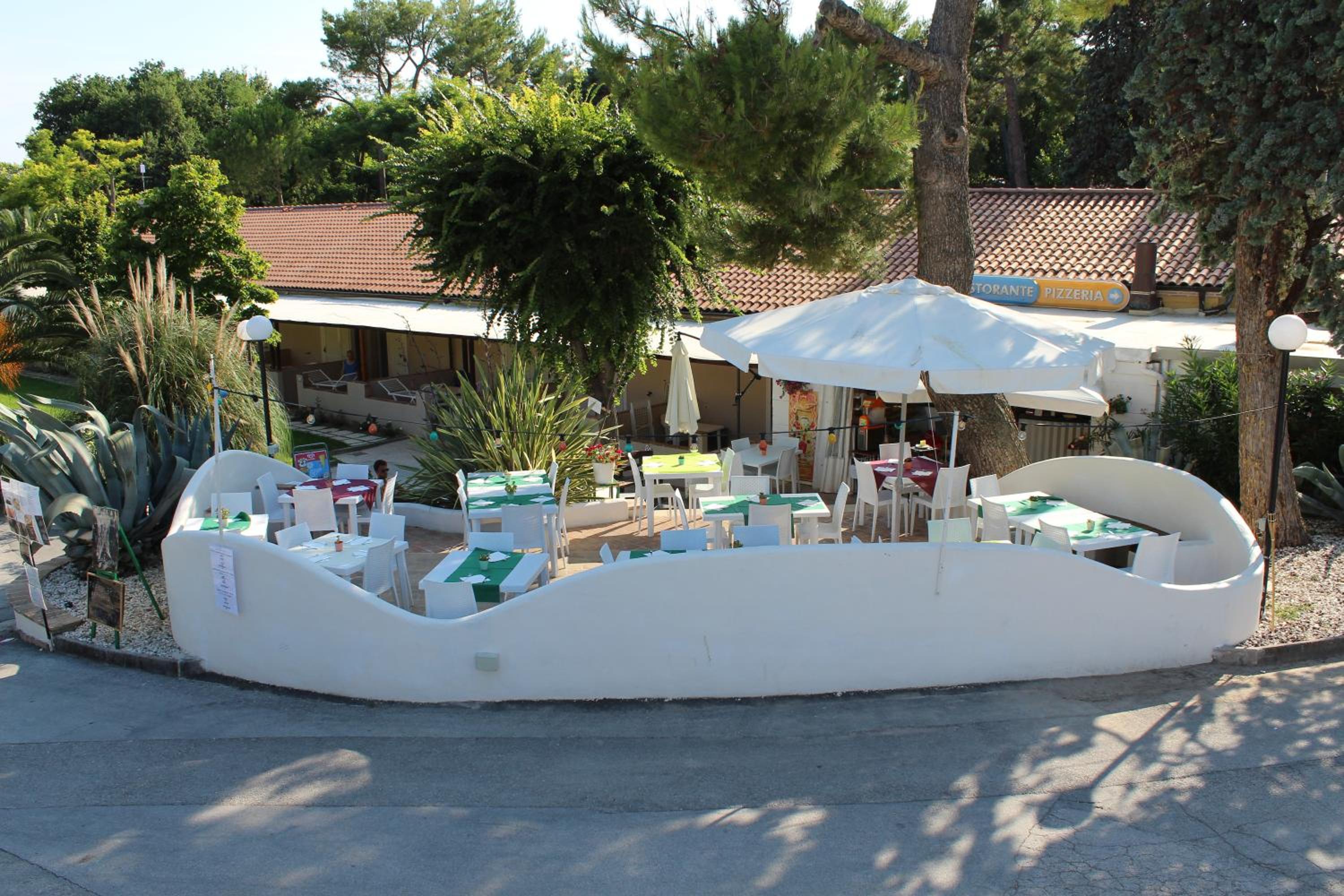 Green Garden Village con piscina, spiaggia riservata e parcheggio
