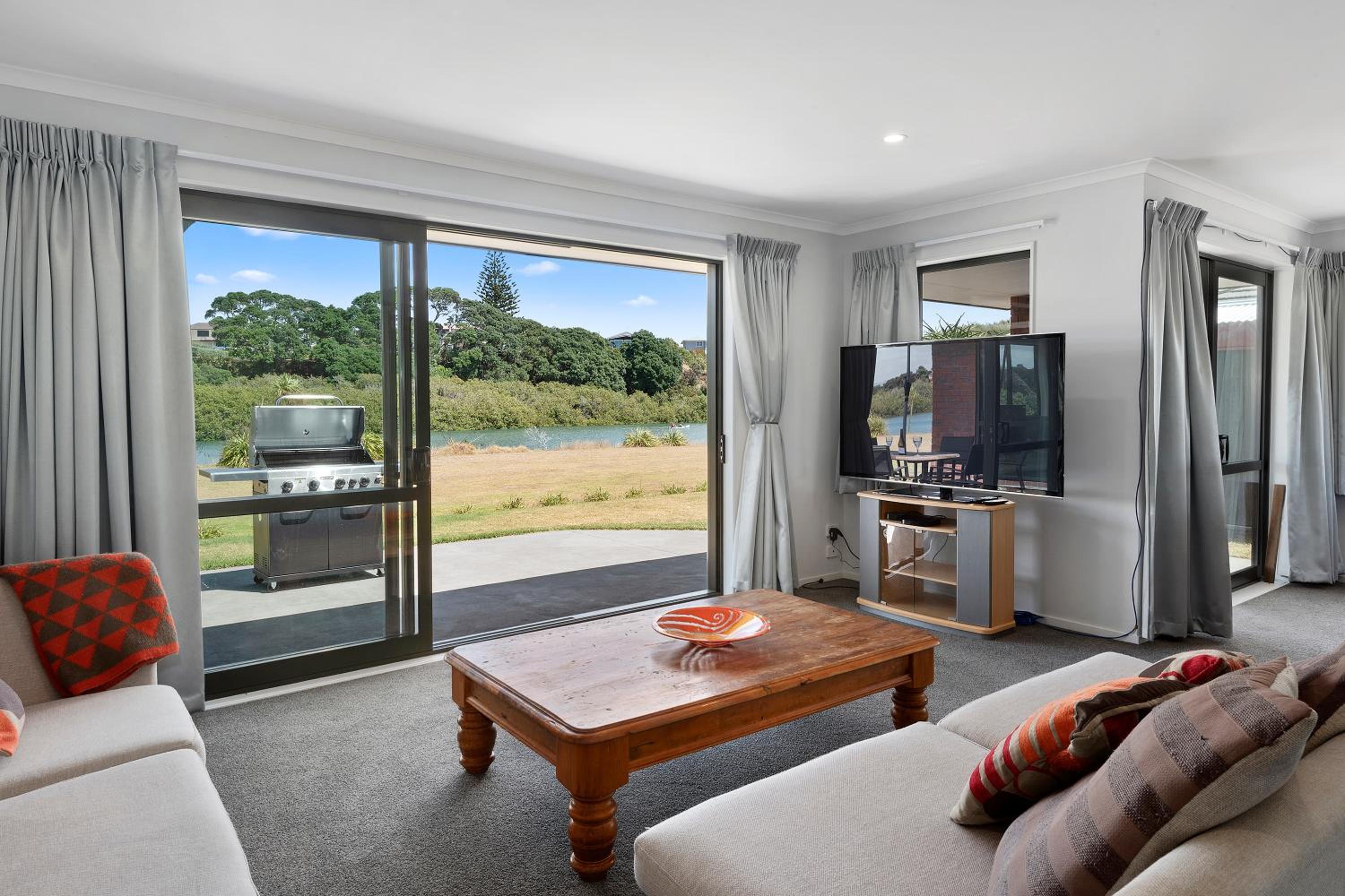 The Waterfront Ruakaka - Ruakaka Holiday Home view 2