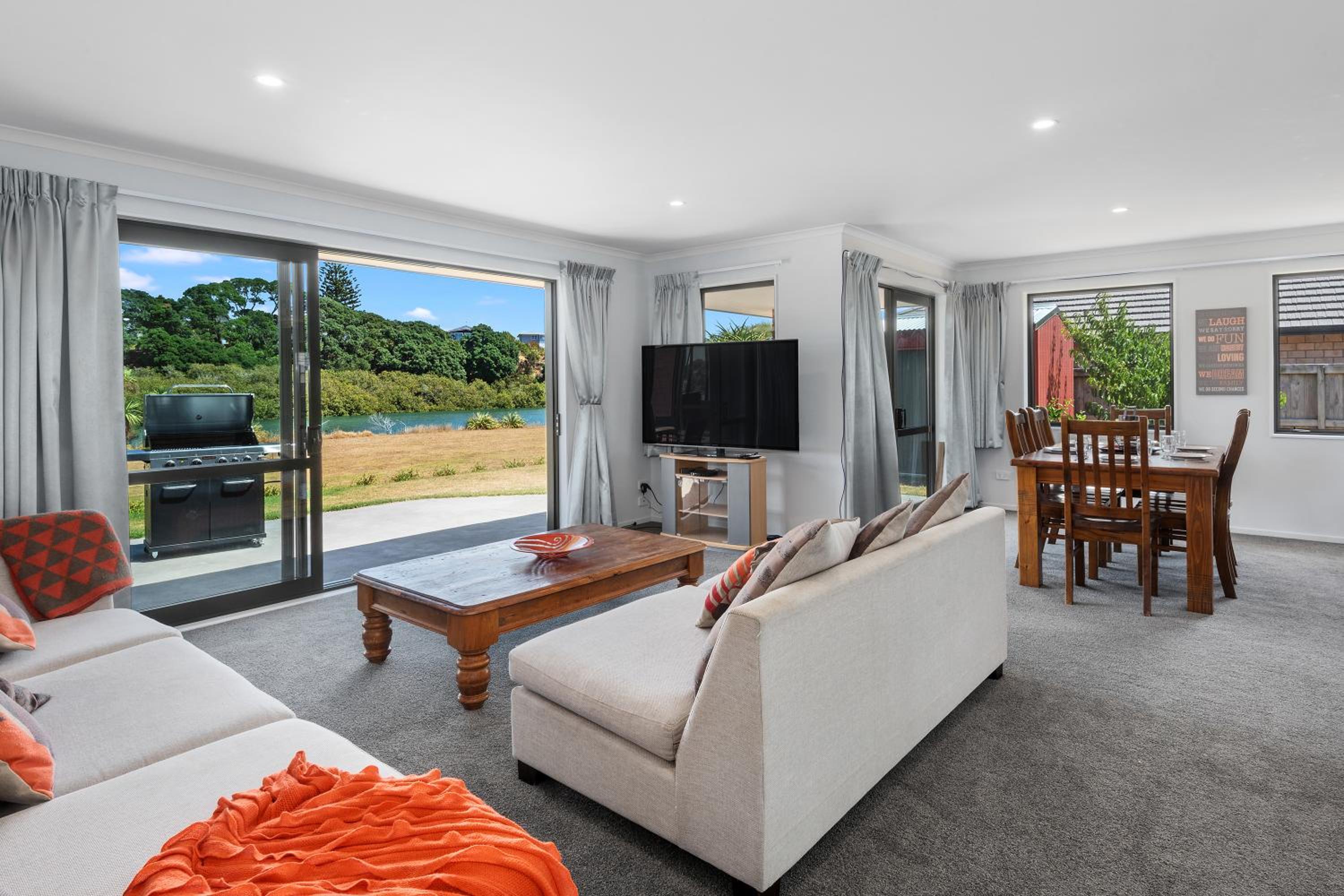 The Waterfront Ruakaka - Ruakaka Holiday Home view 4
