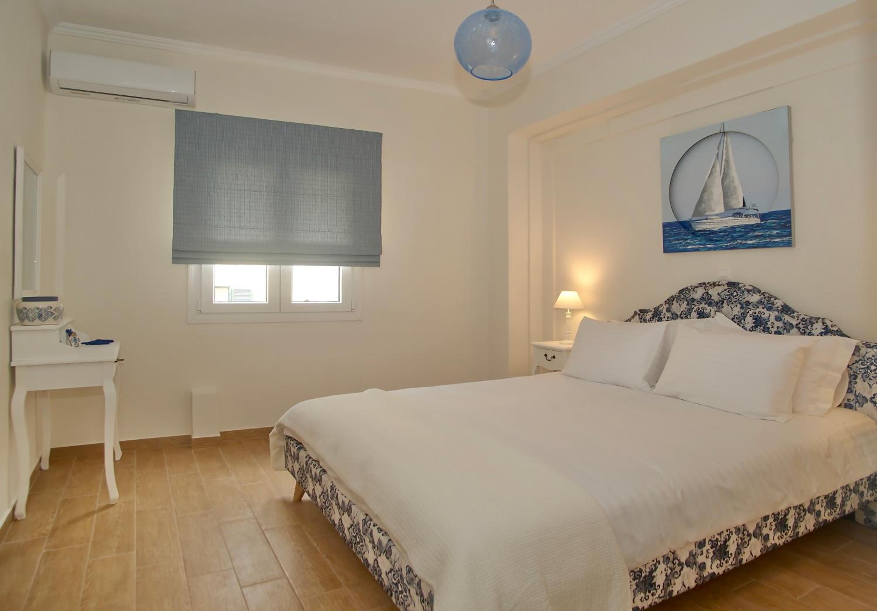 The Bluehouse - Spacious top floor flat with parking, by Mon Repos beach view 5