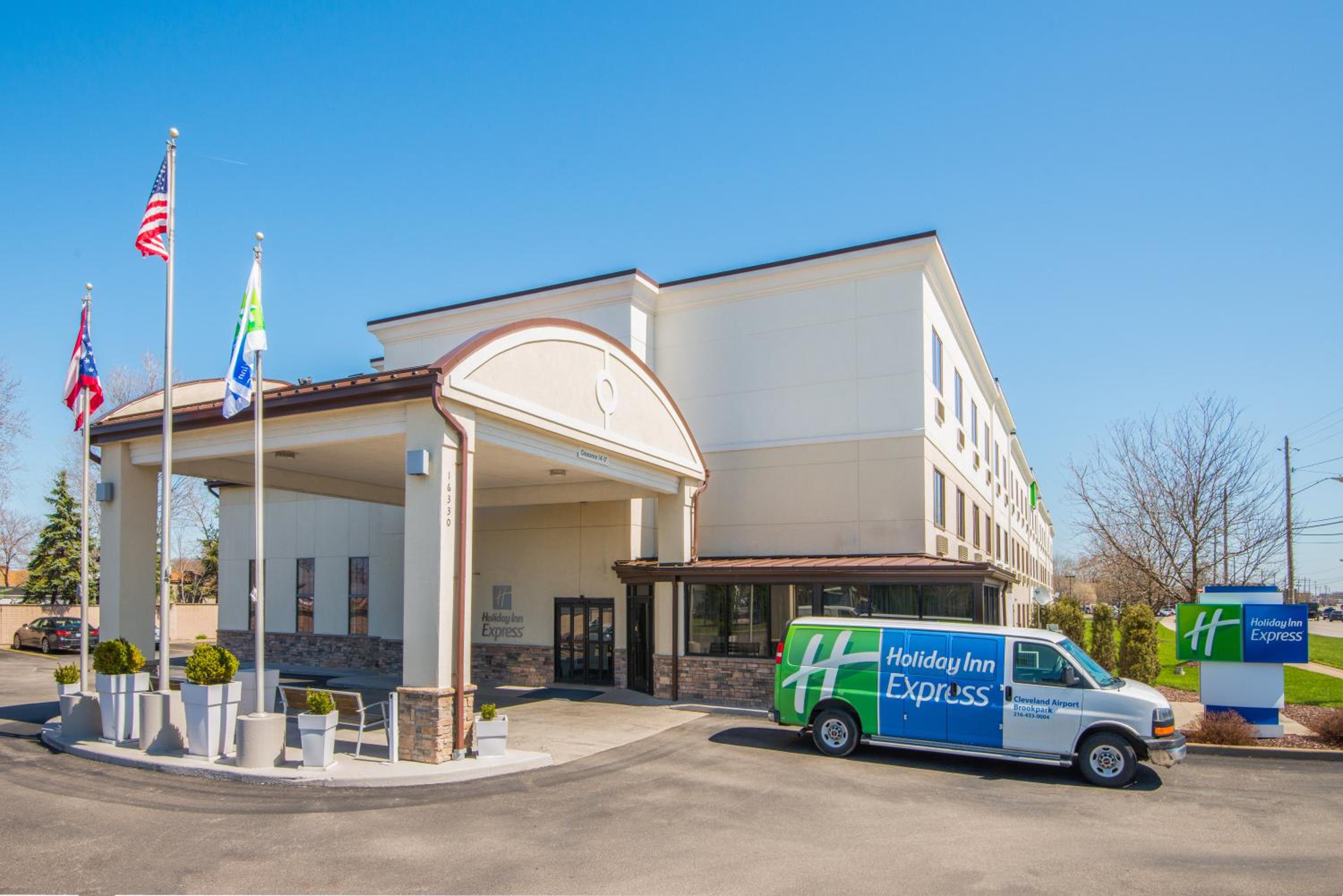 Hotel Holiday Inn Express Cleveland Airport - Brook Park, an IHG Hotel - Image 1