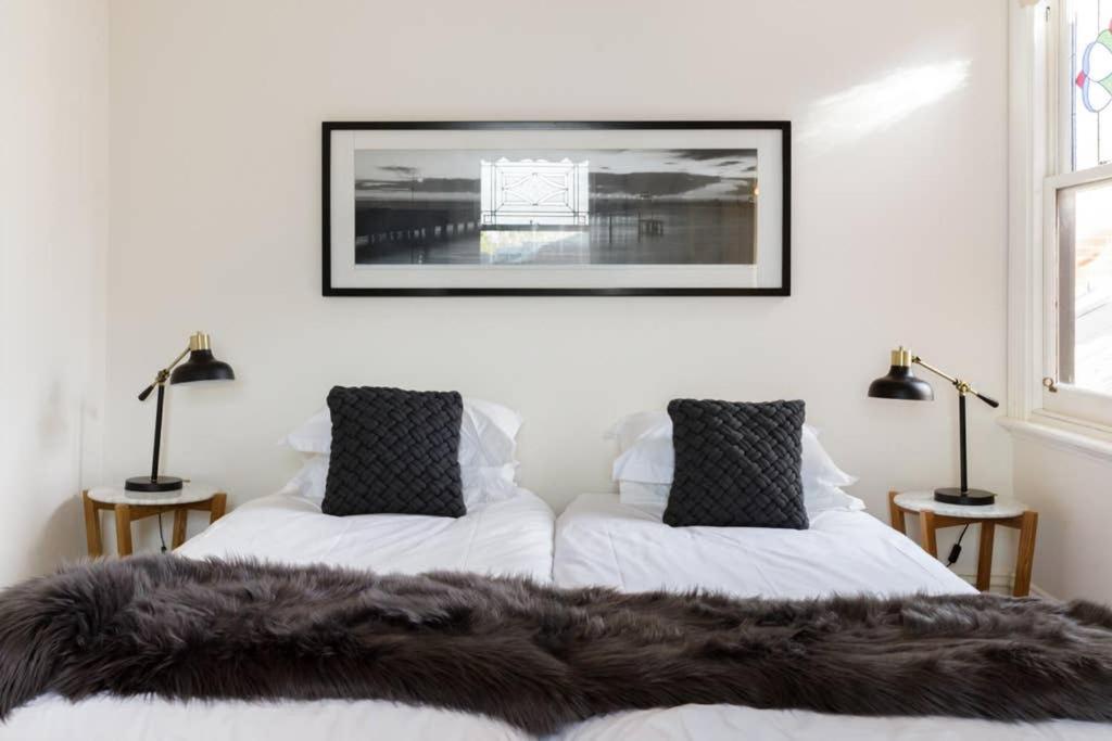 94 Highett - 5 bedroom, 3 car parks - Luxury House