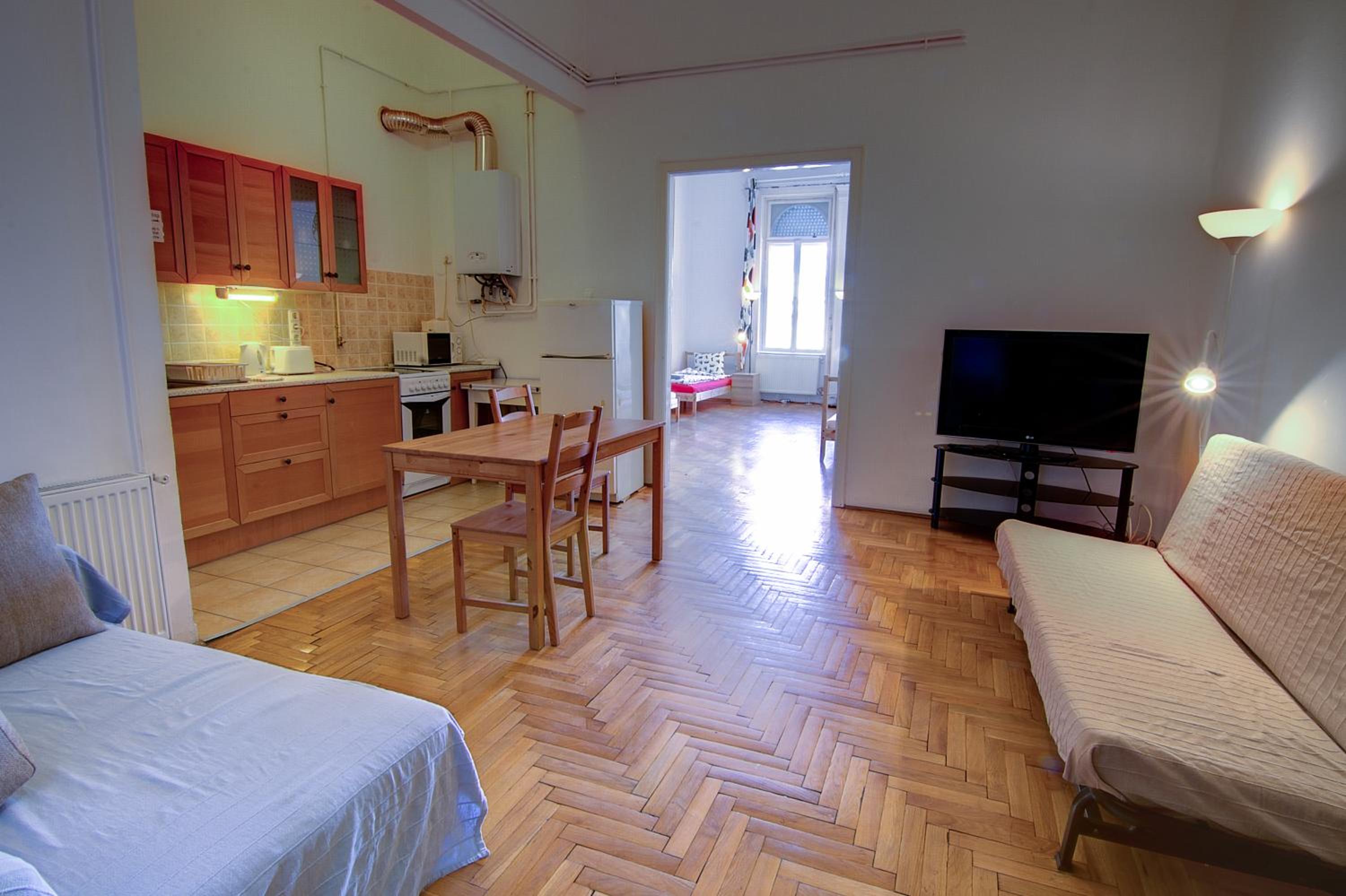 Pal's Hostel and Apartments