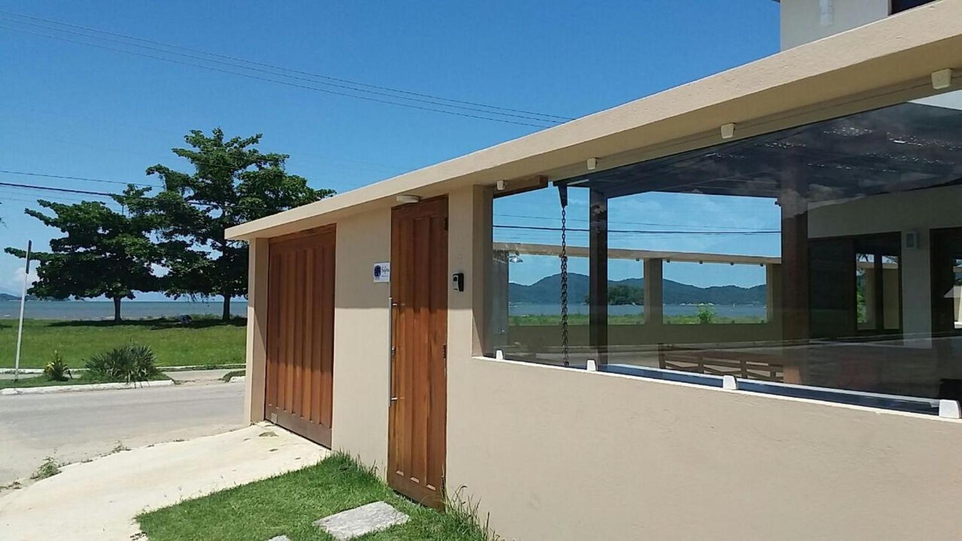 Safira House. Beautiful 3 suite house in front of the sea with private swimming pool and BBQ area