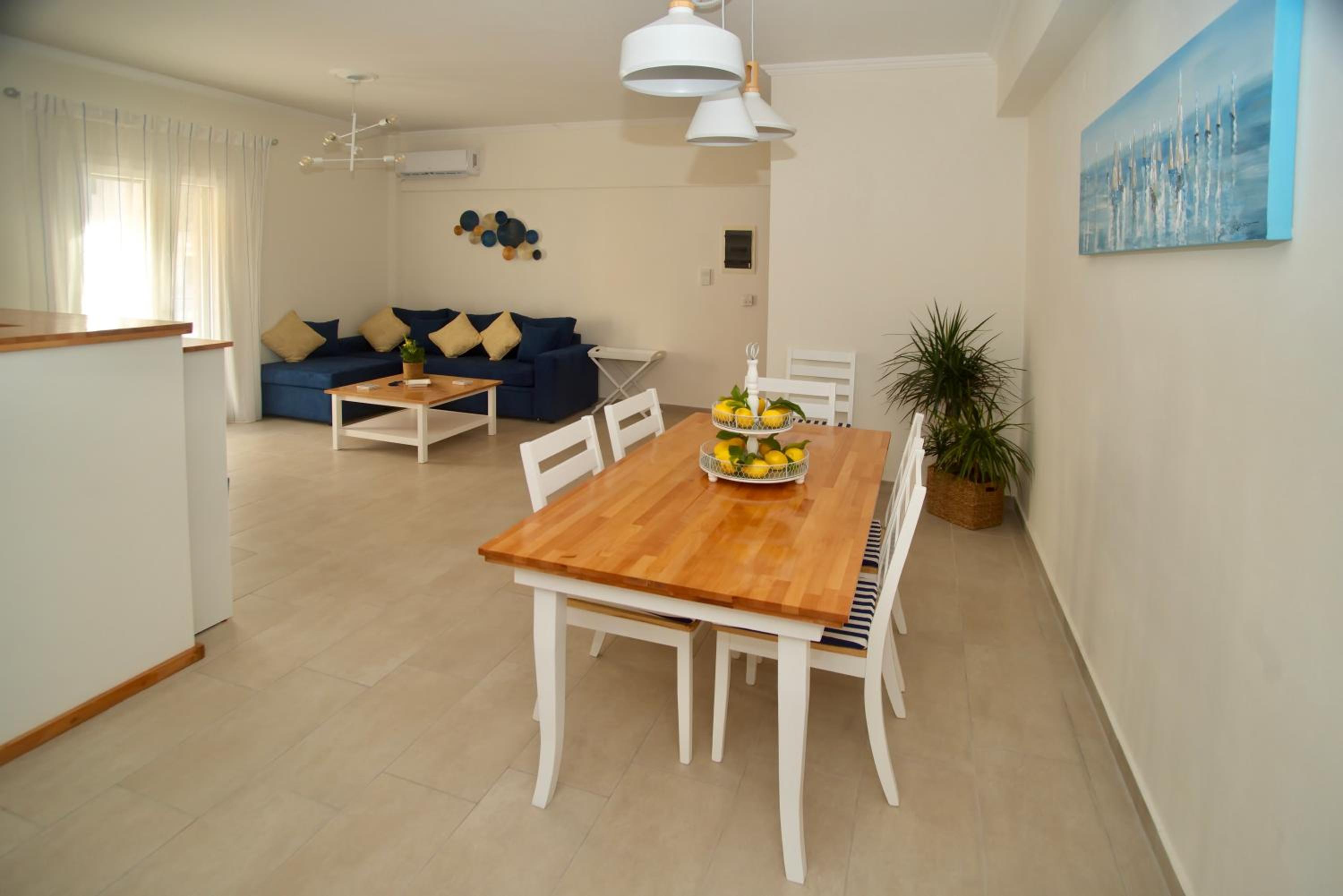 The Bluehouse - Spacious top floor flat with parking, by Mon Repos beach view 4