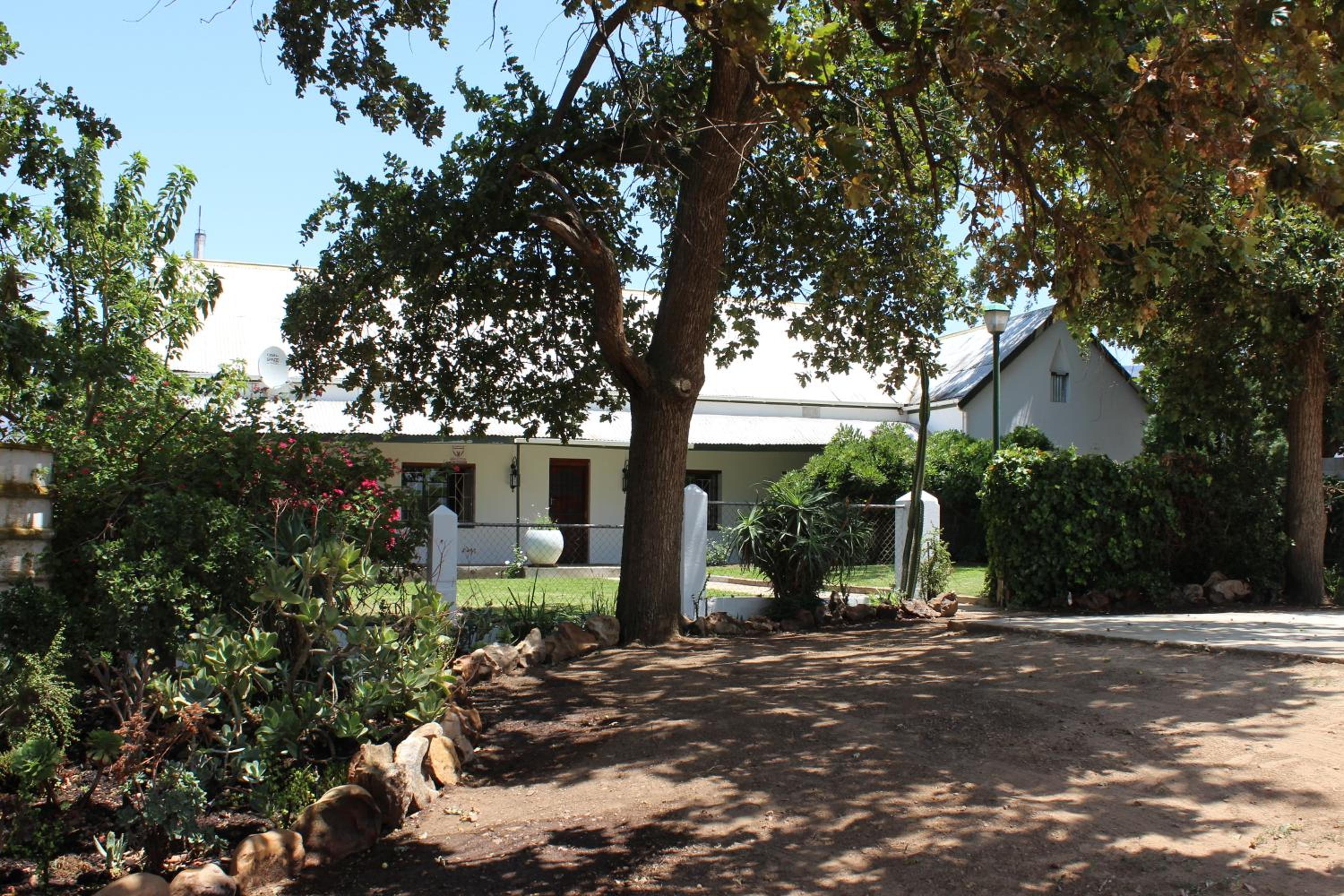 Rooikraal Farm Guesthouse and dam view 2