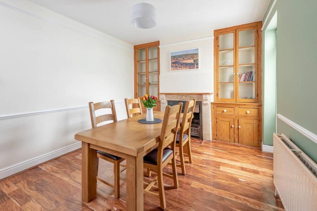 Spacious House - 2 Double Rooms - Street Parking - Garden