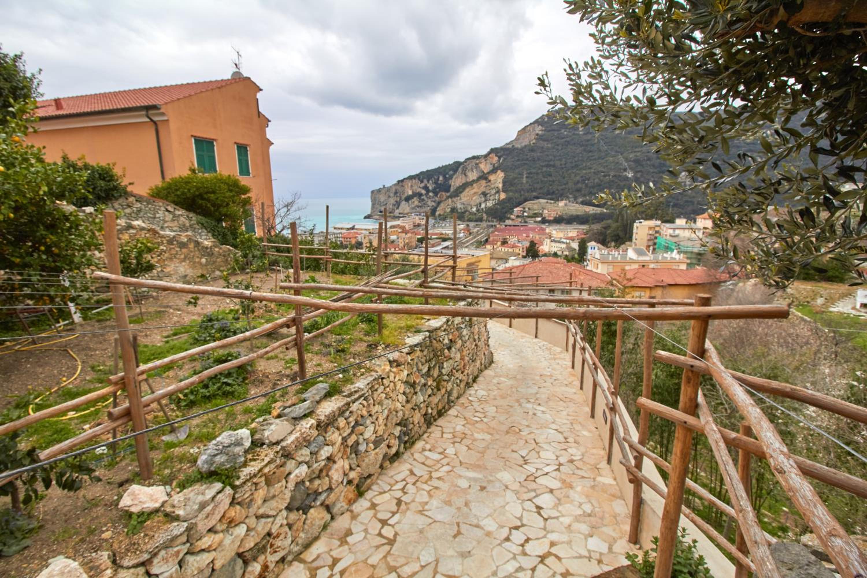 Photo 10