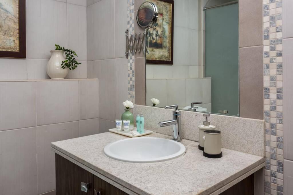 HiGuests - Roomy Apt With Infinity Pool Close to Burj Khalifa