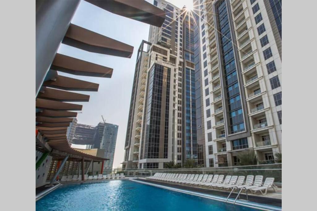 HiGuests - Roomy Apt With Infinity Pool Close to Burj Khalifa