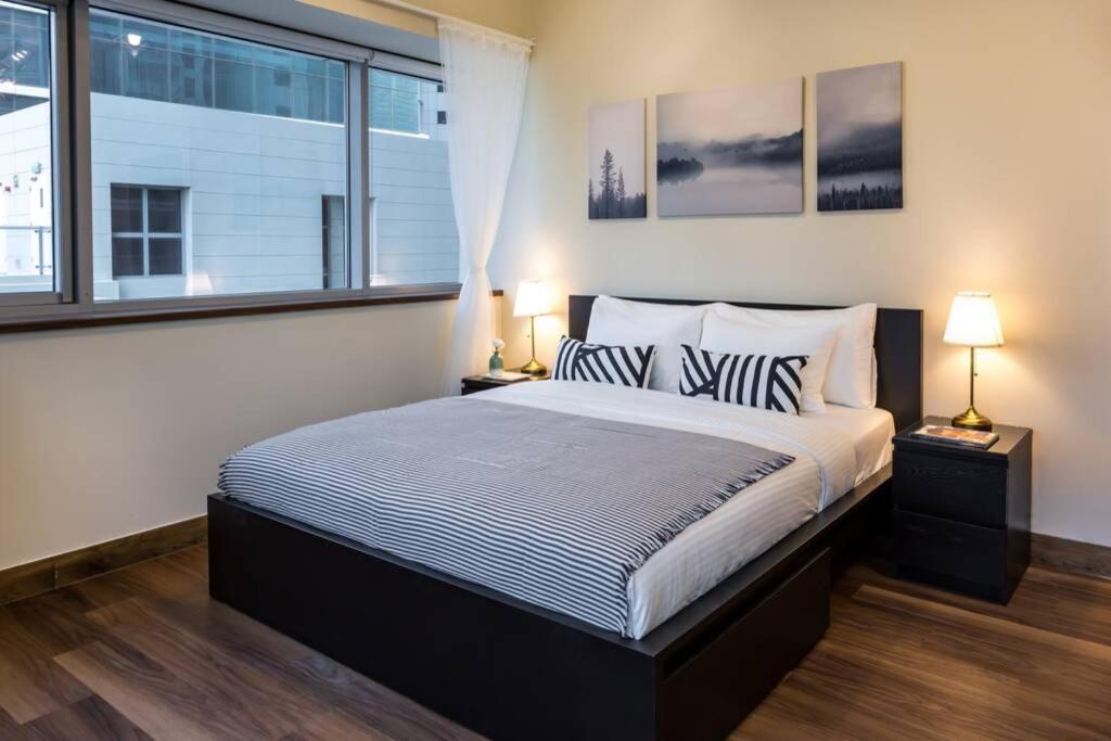 HiGuests - Roomy Apt With Infinity Pool Close to Burj Khalifa