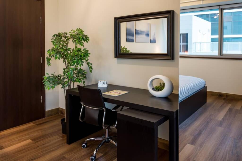 HiGuests - Roomy Apt With Infinity Pool Close to Burj Khalifa
