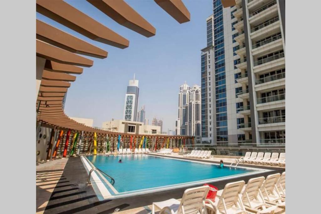 HiGuests - Roomy Apt With Infinity Pool Close to Burj Khalifa