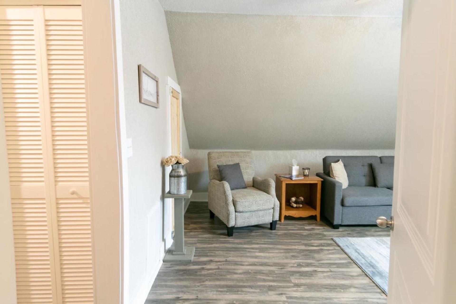 Spacious Rustic Downtown Market St 1 Bedroom Apt, Sleeps Up to 5, Steps to Honeywell & Eagles Theatre view 3