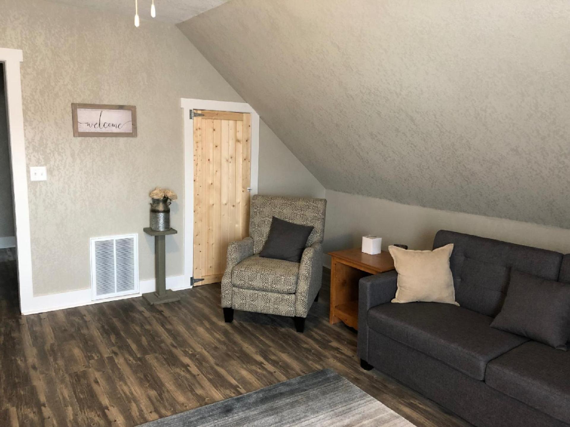 Spacious Rustic Downtown Market St 1 Bedroom Apt, Sleeps Up to 5, Steps to Honeywell & Eagles Theatre view 5