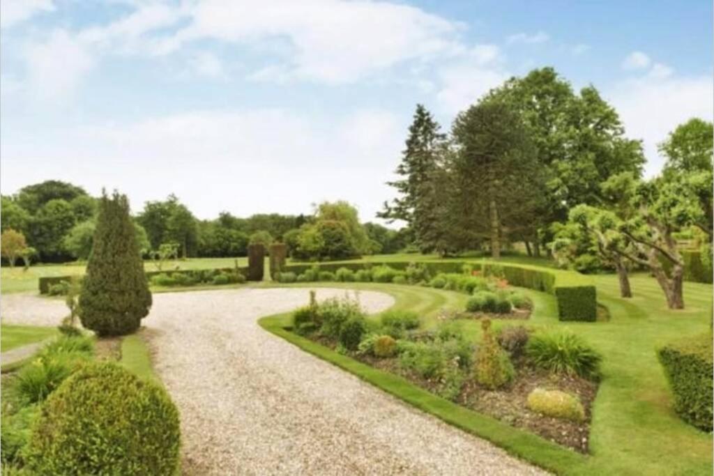 NEW - Beautiful, spacious Beechwood Lodge with lovely gardens view 2