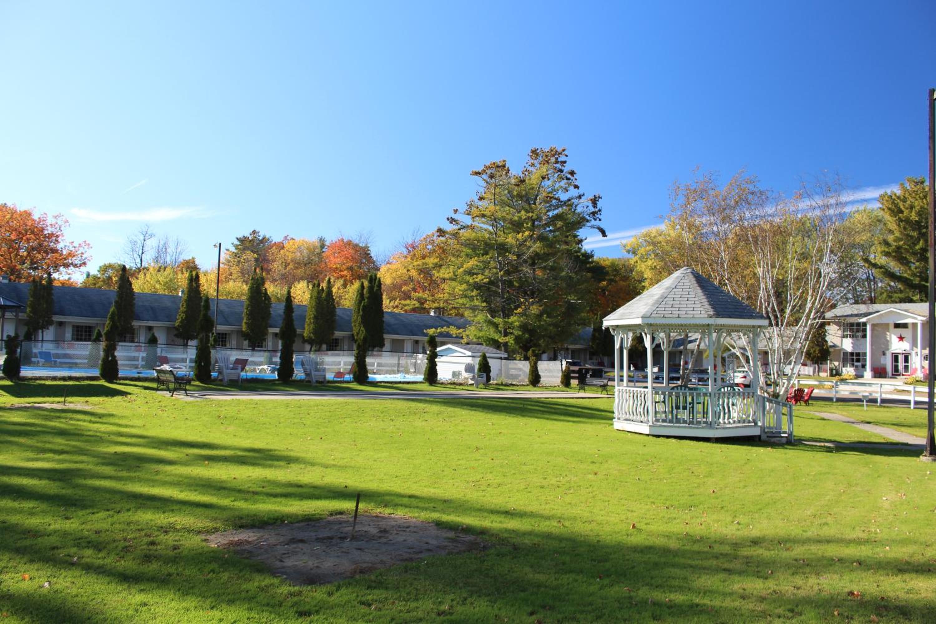 Gananoque Vacations - Colonial Resort-1000Islands - Property Image 4