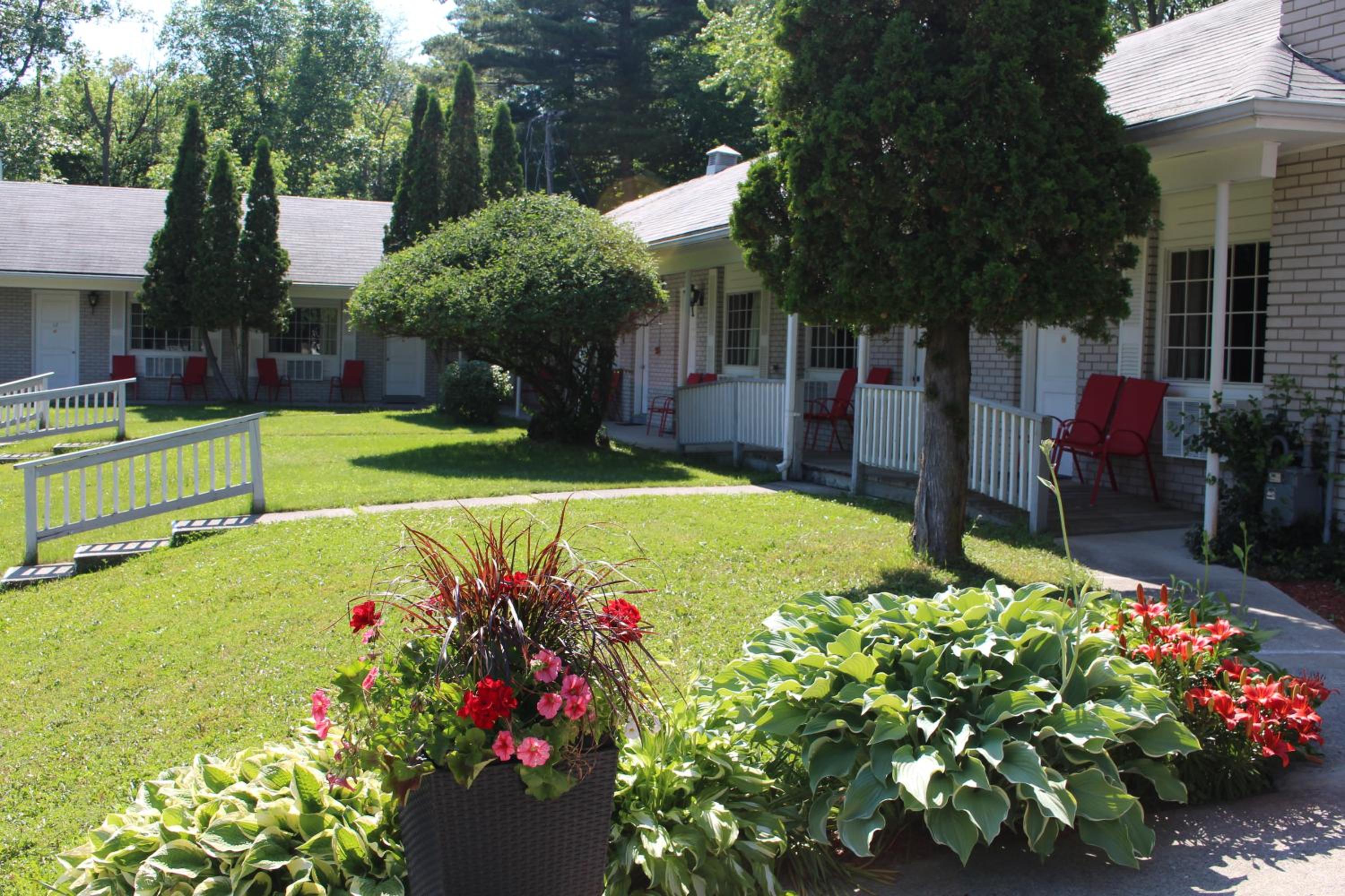 Gananoque Vacations - Colonial Resort-1000Islands - Property Image 1
