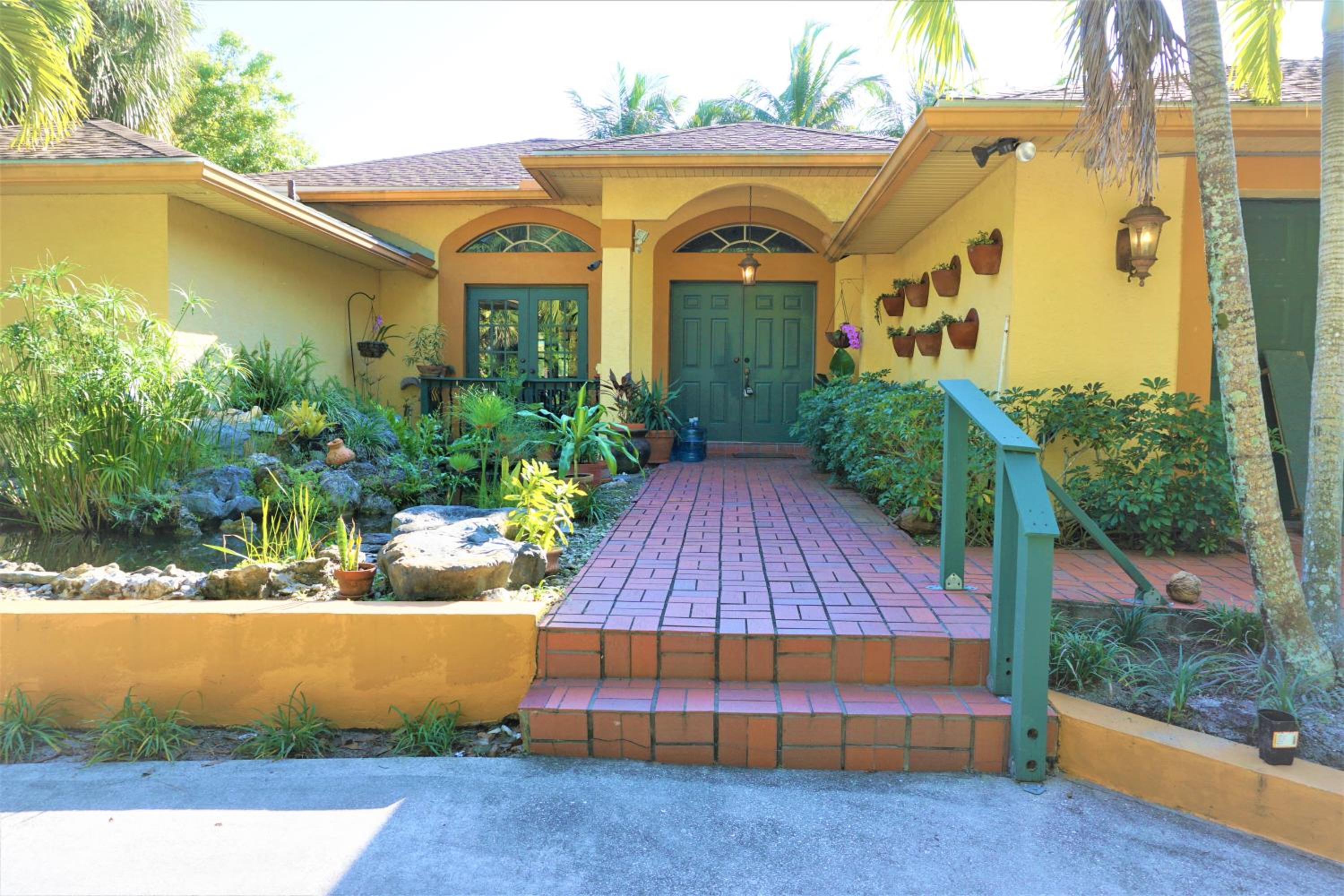 Hotel Jupiter Waterfalls - Newly Updated - Tiki Hut, Fire Pit, Kitchen, Pool Heater And More