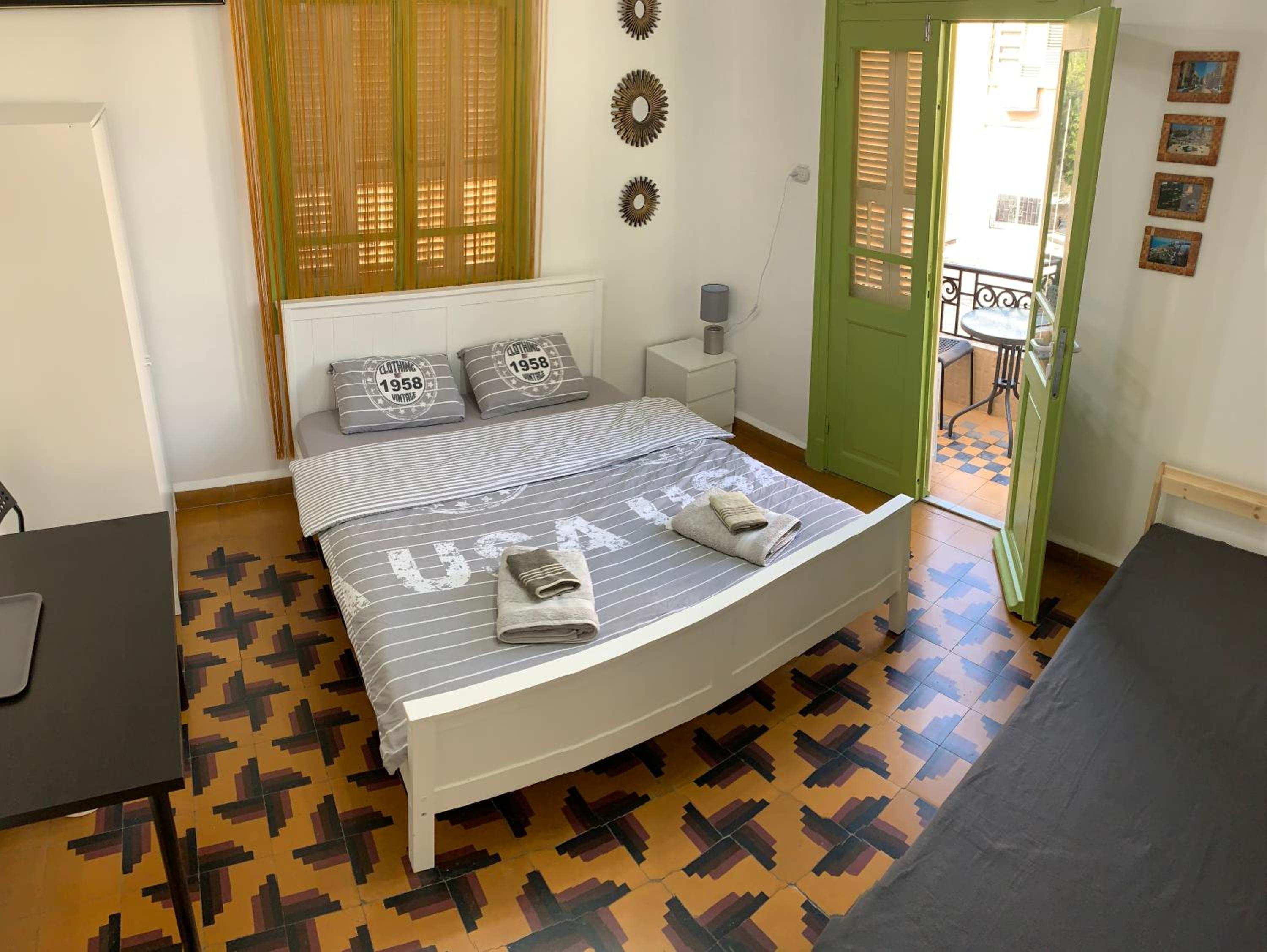 GuestHouse COMFY - rooms with a shared kitchen and bathroom view 2