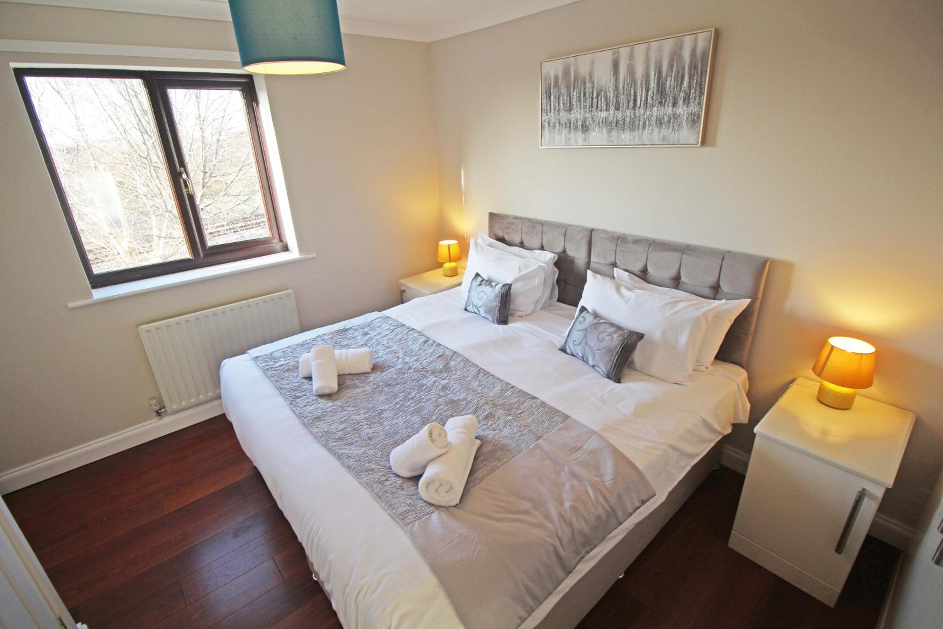 The Barwoods - Modern Spacious Home in Chester - Parking view 3