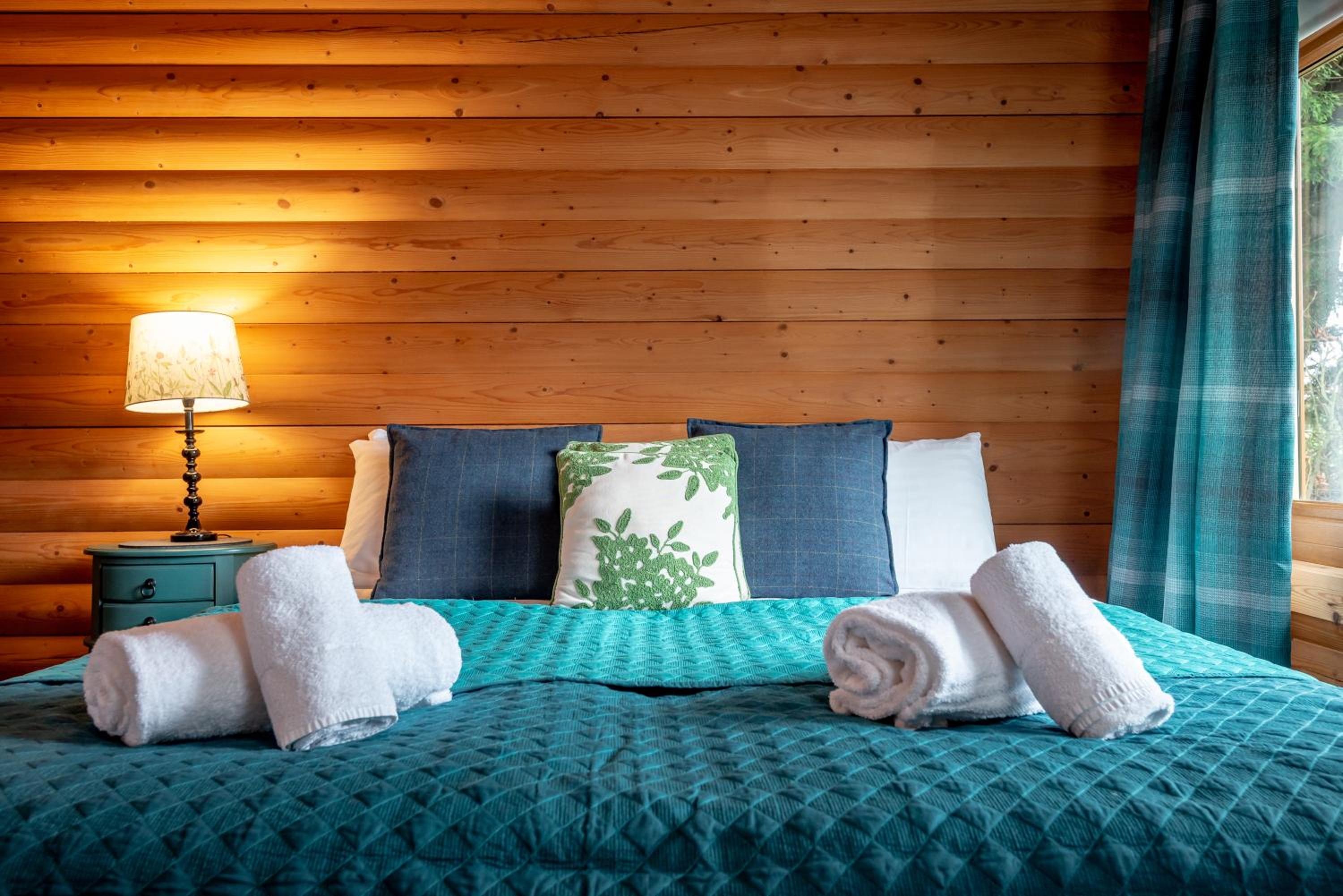Redlands Country Lodge Apartments with Hot Tubs