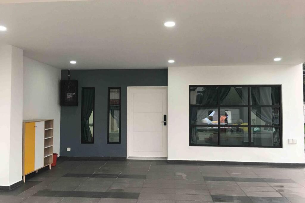 22pax :Taman pelangi Party house nearby midvelly