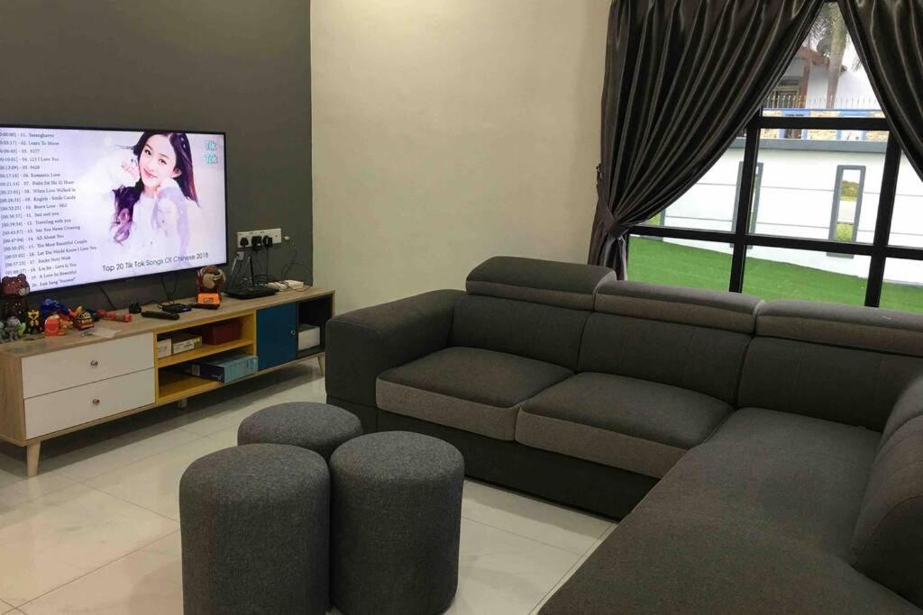 22pax :Taman pelangi Party house nearby midvelly
