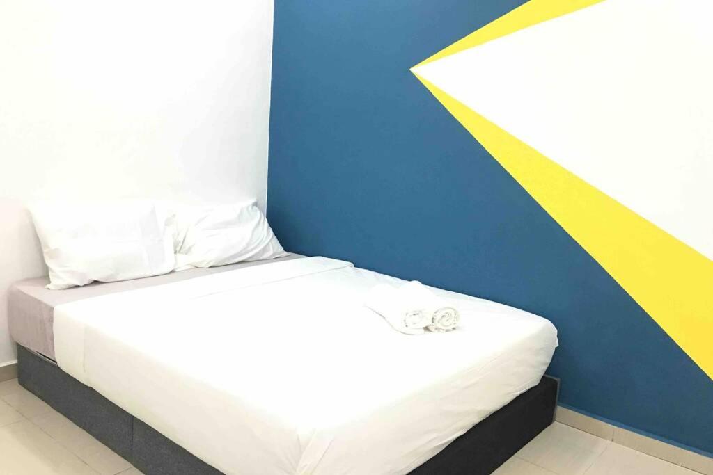 22pax :Taman pelangi Party house nearby midvelly