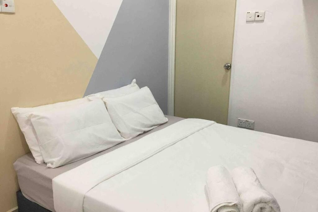 22pax :Taman pelangi Party house nearby midvelly