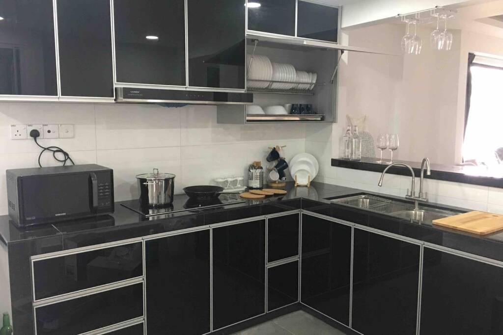 22pax :Taman pelangi Party house nearby midvelly
