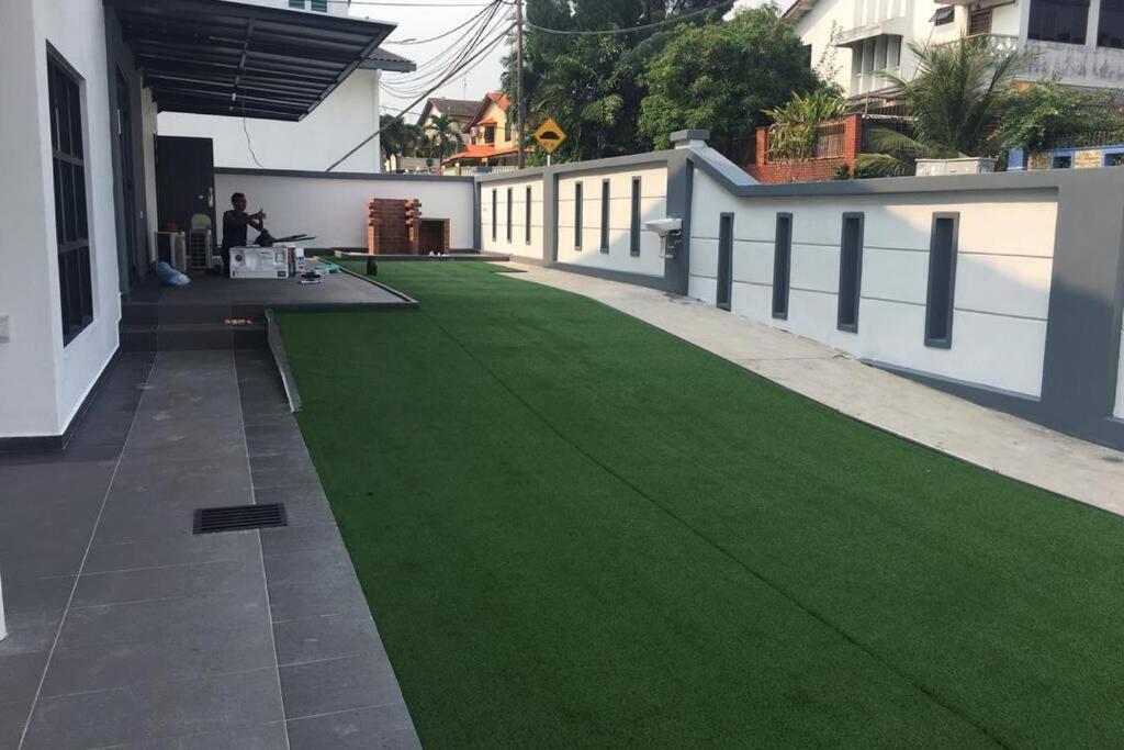 22pax :Taman pelangi Party house nearby midvelly