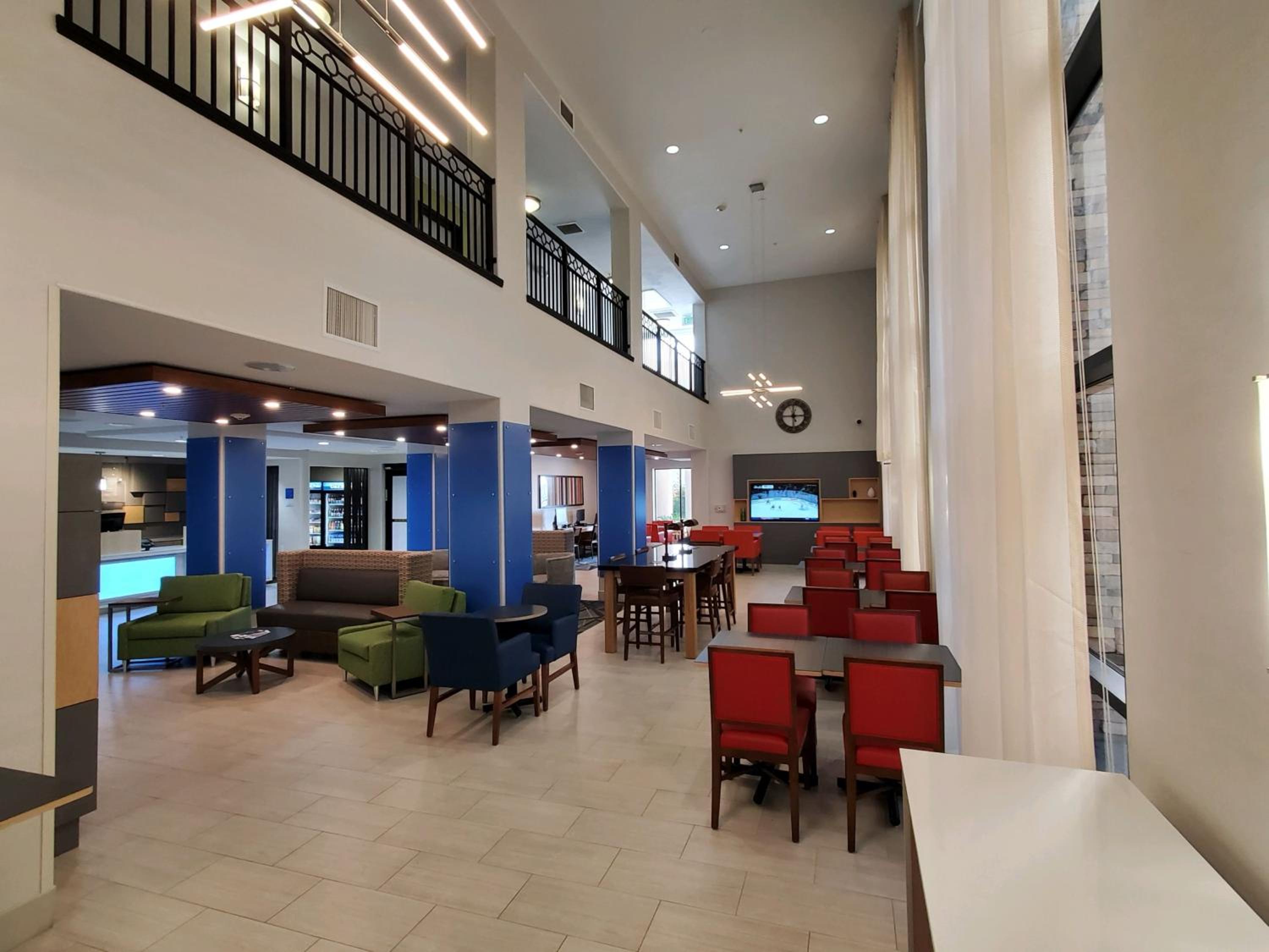Glendale Vacations - Holiday Inn Express  Suites Phoenix Glendale Dist, an IHG Hotel - Property Image 3