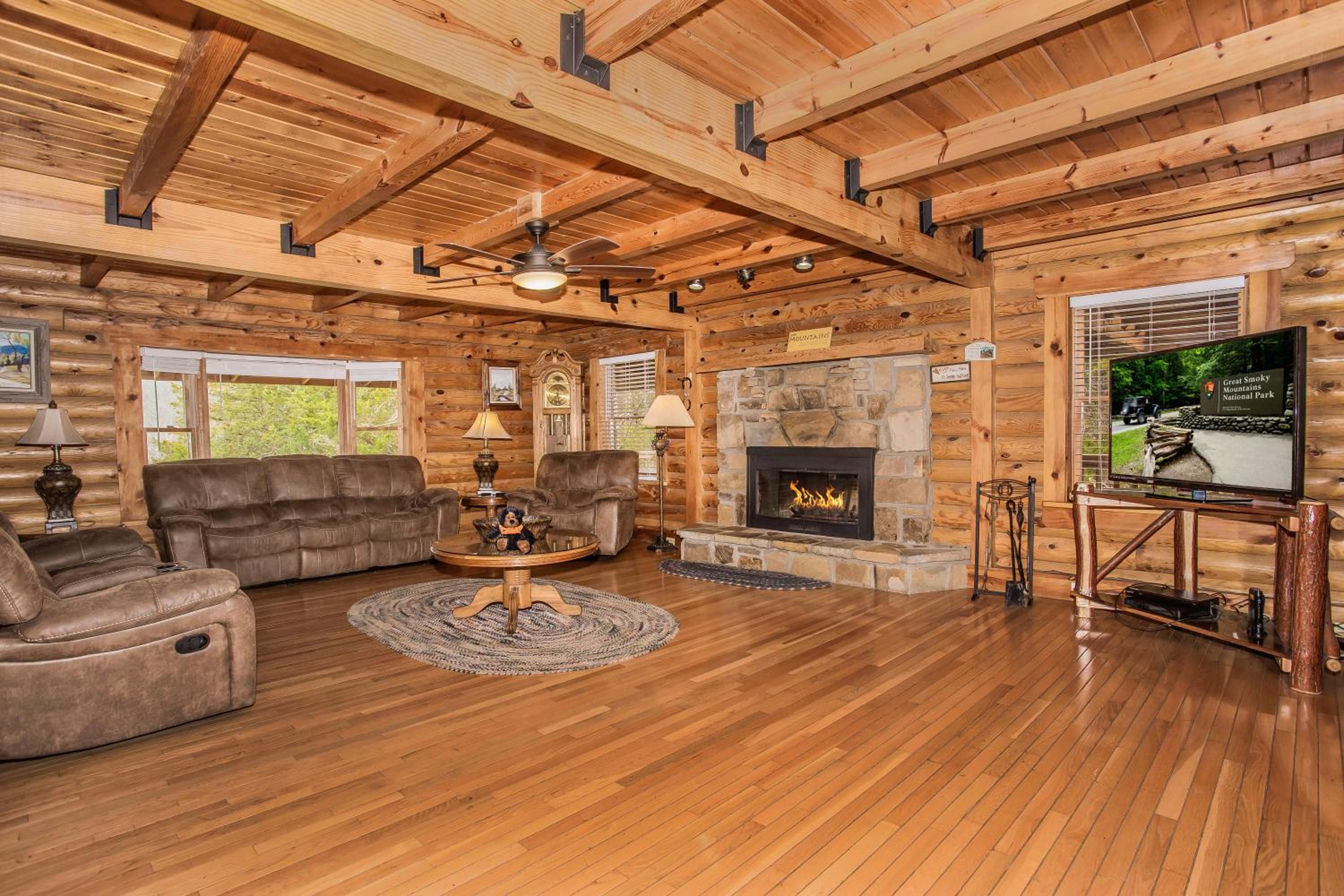 Smoky Bear Lodge with Guest House, Hot Tub, 560 FREE tickets each paid day!!! view 4