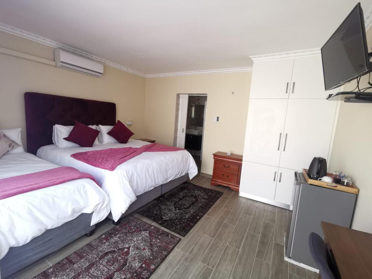 Lucolo Palace B&B - East London view 4