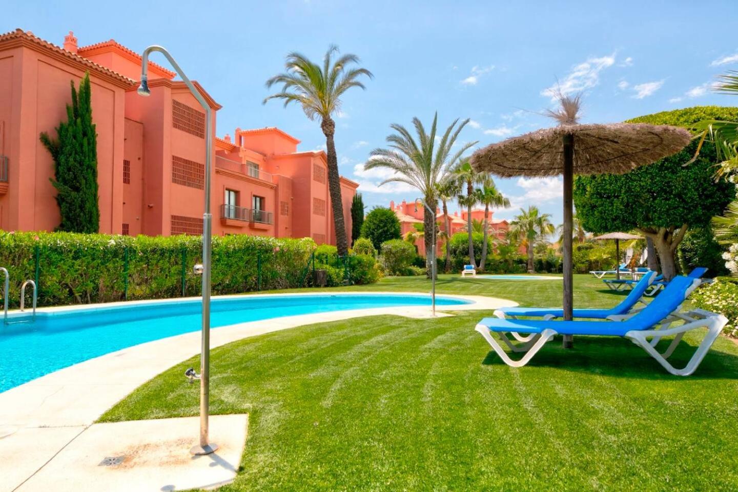 Royal Apartment w/shared pool, terrace &A/C