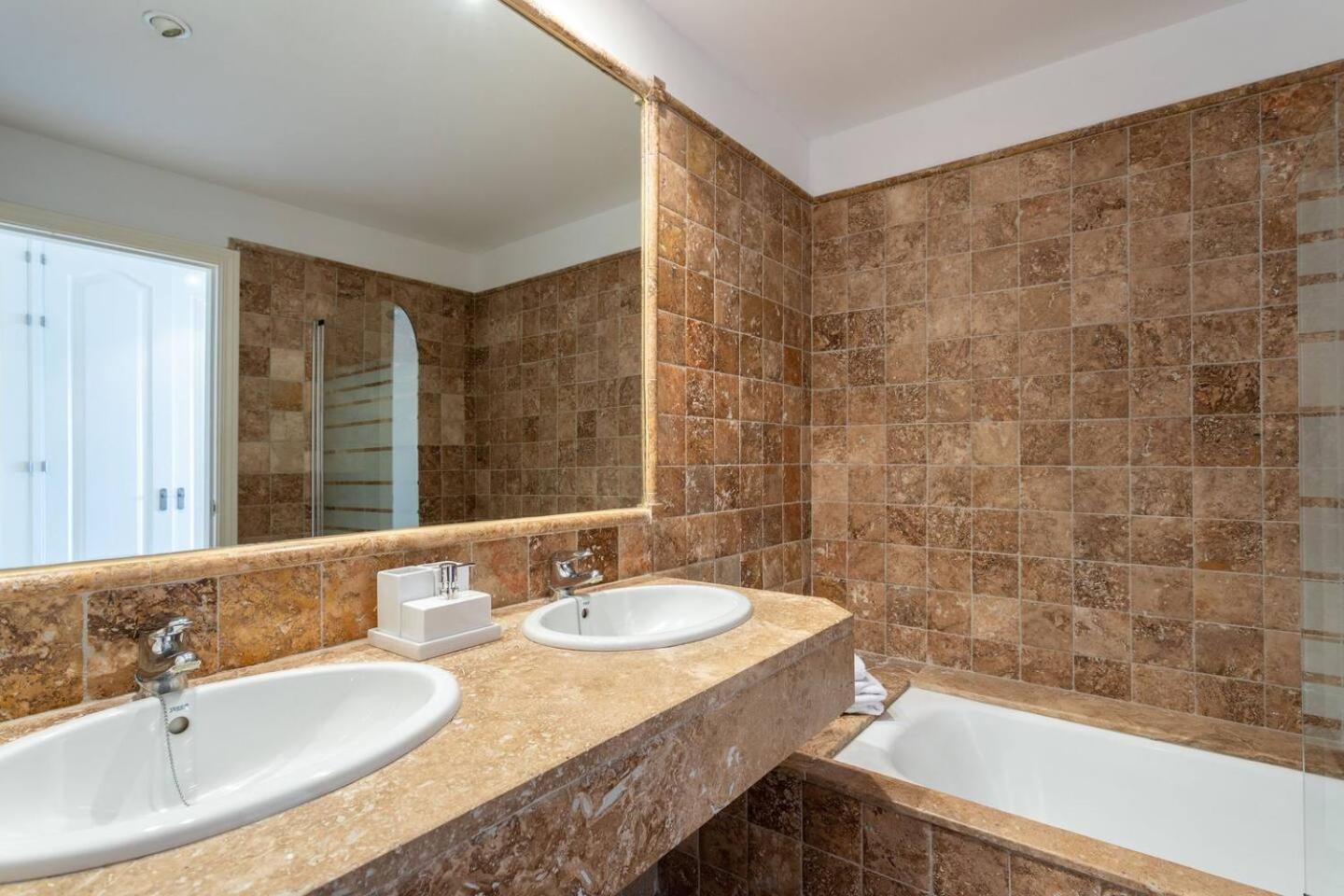 Royal Apartment w/shared pool, terrace &A/C
