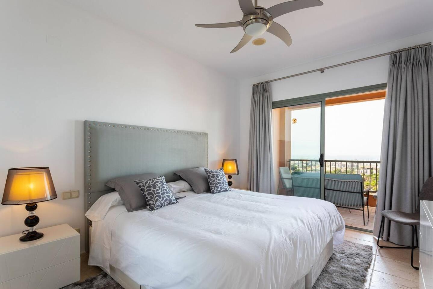 Royal Apartment w/shared pool, terrace &A/C