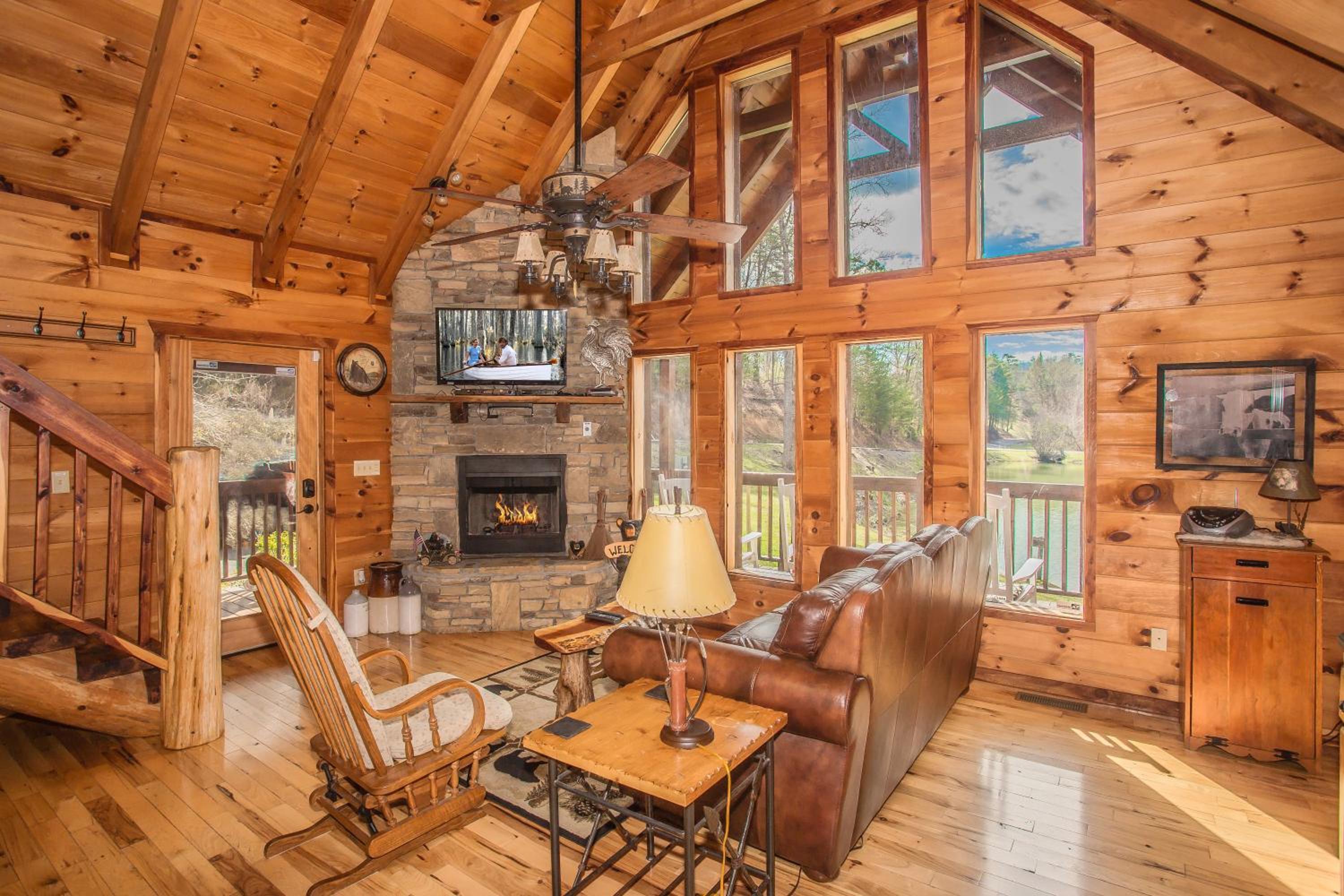 Lazy Bear Lake, Fishing, Hot Tub, WIFI, 560 in FREE Attraction tickets each paid day! view 3