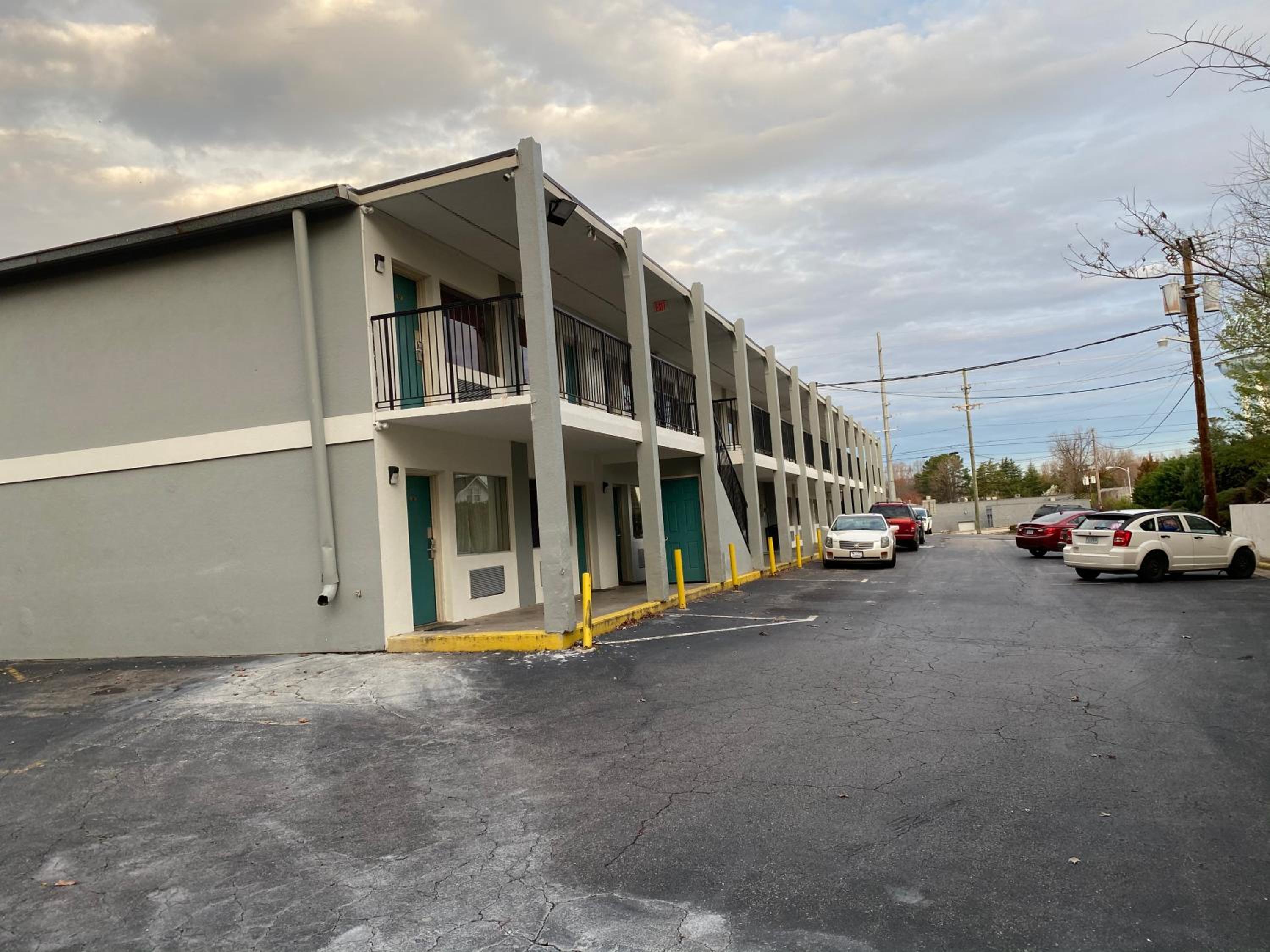 Danville Vacations - Red Carpet Inn  Suites - Danville - Property Image 2