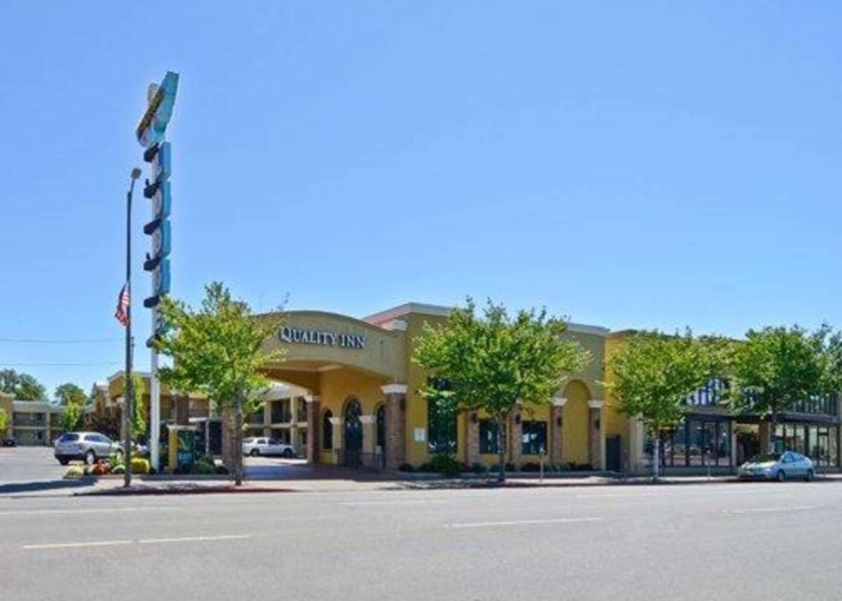 Willows Vacations - Quality Inn Near Chico State - Property Image 1
